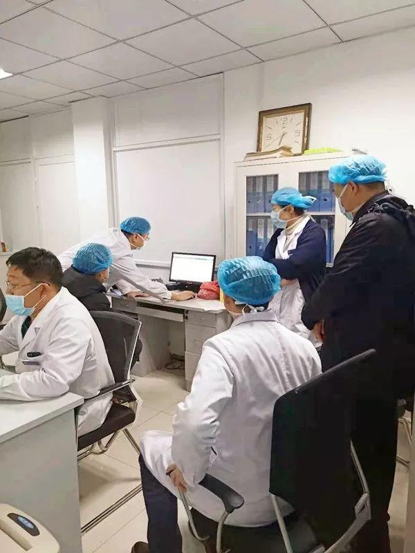 疫情期间党（疫情期间党员冲锋在前的事例）